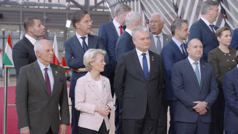 Die-Präsidentin-Der-Europäischen-Kommission,-Ursula-Von-Der-Leyen,-Begrüßt-Die-Staats--Und-Regierungschefs-Der-EU-Im-EU-Hauptquartier-In-Brüssel,-Belgien