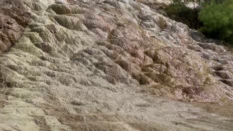 Mineralischer-Kaskadenwasserfall-Im-Nahen-Osten,-Asien,-Wasserspiegelung,-Die-Sonne-In-Der-Sommerzeit,-Saison-In-Damash-Gilan,-Antiker-Fluss,-Kalziumkohlensäurehaltige-Flüssigkeit,-Berühmte-Natürliche-Naturerbe-Wahrzeichenattraktion