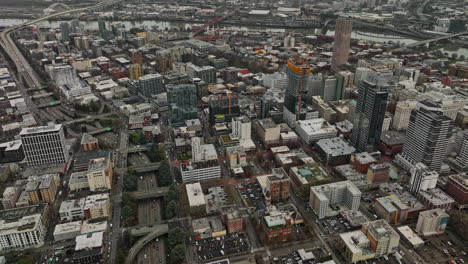 Portland-Oregon-Aerial-V120-Filmischer-Drohnenüberflug-über-Die-Innenstadt,-Der-Das-Städtische-Stadtbild-Einfängt,-Nach-Unten-Schwenkt,-Vertikale-Ansichten-Von-Gitterförmigen-Straßen-Und-Alleen-Von-Oben-Nach-Unten-–-Aufgenommen-Mit-Mavic-3-Cine-–-August-2022