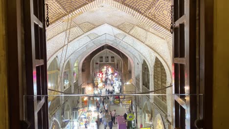 Irán-Economía-Inflación-Gente-Vida-Moneda-Bazar-Tradicional-Centro-Comercial-En-Teherán-Esfahan-Atracción-Turística-Actividades-Turísticas-Redes-Sociales-Generación-Joven-Ladrillo-Arte-Arco-Diseño-Arquitectónico-Puerta-De-Madera