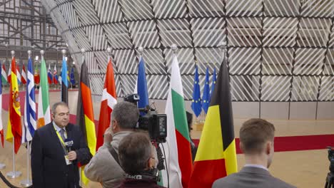 Reporter-Oder-Journalist-Berichtet-über-Europäische-Nachrichten-Im-EU-Ratsgebäude-In-Brüssel,-Belgien