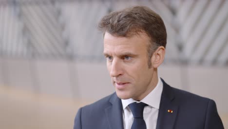 Primer-Plano-Del-Presidente-Francés-Emmanuel-Macron-Durante-La-Cumbre-De-La-Ue-En-El-Edificio-Del-Consejo-Europeo---Bruselas,-Bélgica