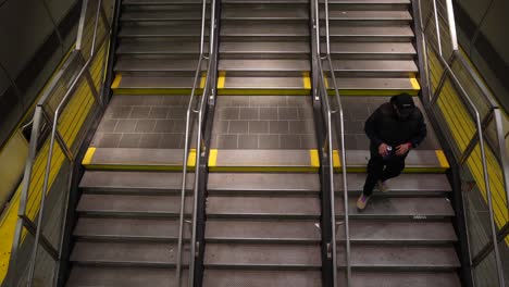 Zeitlupe-Einer-Person,-Die-Zu-Spät-Zur-New-Yorker-U-Bahn-Kommt-Und-In-Eile-Die-Treppe-Hinuntergeht