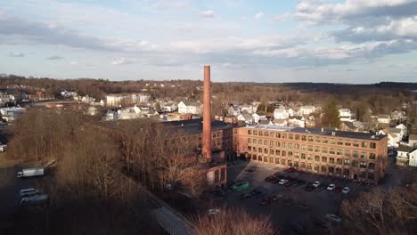 Wir-Nähern-Uns-Dem-Alten-Schornstein-Des-Renovierten-Hudson-Landing-Building