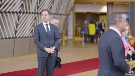 El-Feliz-Primer-Ministro-De-Los-Países-Bajos,-Mark-Rutte,-Sonríe-Mientras-Espera-Dar-Su-Comunicado-De-Prensa-Durante-La-Conferencia-Del-Consejo-Europeo-En-Bruselas,-Bélgica