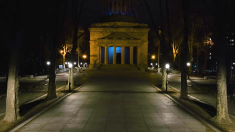 Aerial-view-low-towards-the-General-Grant-National-Memorial,-night-in-New-York,-USA