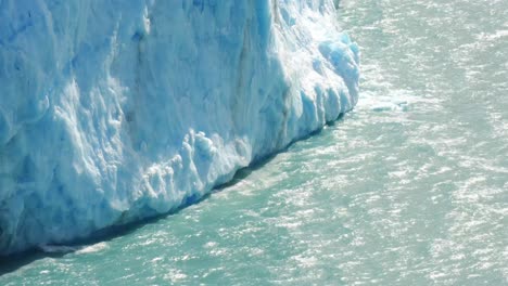 Rand-Der-Vereisten-Felsformation-Glaciar-Perito-Moreno-Nahaufnahme-Argentinisches-Patagonien-Reisen-Und-Tourismus,-Nationalpark-Glaciares