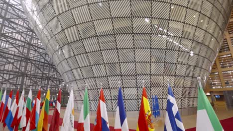 Flaggen-Der-EU-Mitgliedstaaten-Im-Gebäude-Des-Europäischen-Rates-In-Brüssel-–-Filmischer-Schwenk