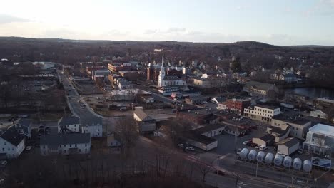 Drohne-Nähert-Sich-Im-Winter-Dem-Stadtzentrum-In-Hudson,-Massachusetts