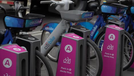 Sistema-De-Carga-De-Rack-De-Alquiler-De-Bicicletas-Públicas-Para-Bicicletas-Eléctricas-Citi-En-La-Ciudad-De-Nueva-York