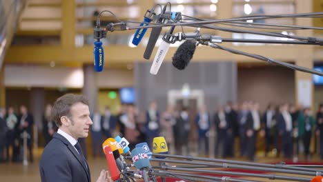 Presidente-De-Francia-Emmanuel-Macron-Durante-La-Cumbre-De-La-Ue-En-El-Edificio-Del-Consejo-Europeo---Bruselas,-Bélgica