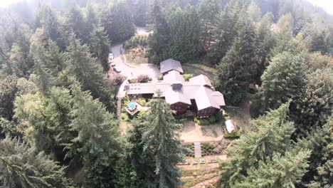 Drohnenflug,-Blick-Auf-Ein-Großes-Haus-Im-Bundesstaat-Washington,-Vereinigte-Staaten