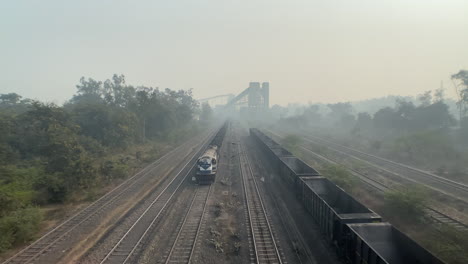 Un-Tren-De-Carbón-Detrás-De-La-Planta-De-Energía