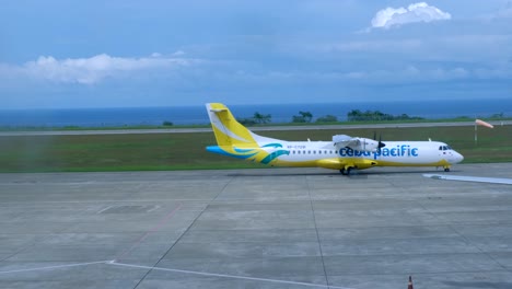 Vista-Lateral-Del-Avión-Cebu-Pacific-Rodadura-En-Cagayán-De-Oro,-Filipinas