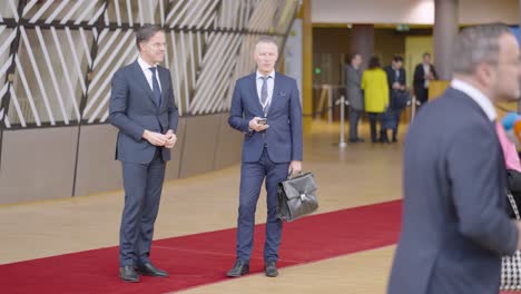 Der-Niederländische-Premierminister-Mark-Rutte-Und-Sein-Sprecher-Warten-Geduldig-Darauf,-Während-Der-Konferenz-Des-Europäischen-Rates-In-Brüssel,-Belgien,-Eine-Presseerklärung-Abzugeben