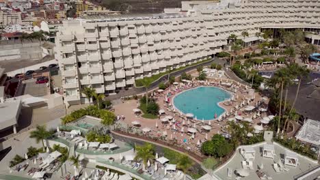 Überfülltes-Touristenhotel-In-Playa-Arena,-Teneriffa,-Inselküste,-Kanarische-Inseln,-Spanien,-Reise,-Urlaubsziel,-Luxusresort