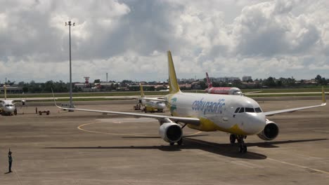 Cebu-Pacific-Airbus-Acercándose-Para-Estacionar-En-La-Plataforma-Del-Aeropuerto-En-Un-Día-Soleado-En-Cebu,-Filipinas