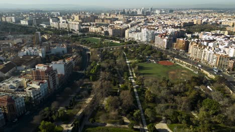 Dieser-Hyper-Zeitraffer-Zeigt-Den-Riesigen-Central-Park,-Der-Sich-9-Kilometer-Durch-Valencia,-Eine-Berühmte-Stadt-In-Spanien,-Erstreckt