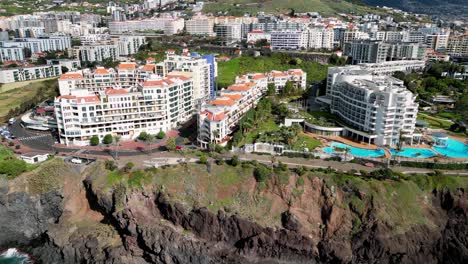 Sich-Schneller-Bewegende-Linke-Aufnahme-Idyllischer-Hotels-An-Der-Atemberaubenden-Küste-Von-Madeira,-Einer-Kleinen-Portugiesischen-Insel,-Auf-Der-Viele-Digitale-Nomaden-Leben