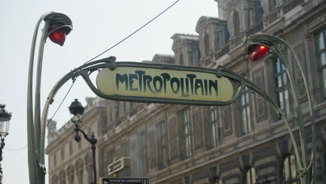 Close-up-entrance-sign-to-the-Parisian-metro-station,-handheld