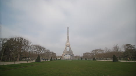 Bekannter-Wahrzeichen-Eiffelturm-Und-Grüner-Park-In-Paris,-Frankreich,-Statisches-Panorama