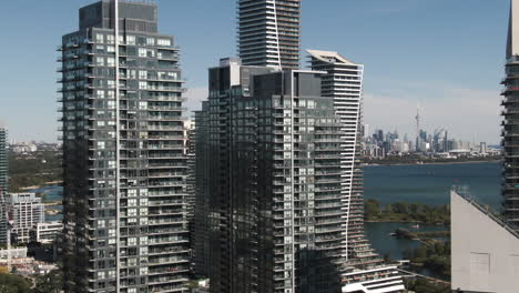 Hergestellt-Aus-Wolkenkratzern-Aus-Glas,-Stahl-Und-Beton,-Gefilmt-In-Toronto,-Kanada