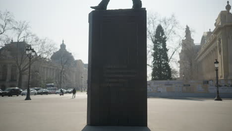 Statue-Von-General-De-Gaulle-Im-Gegenlicht-Der-Sonne,-Im-Freien-In-Paris,-Frankreich