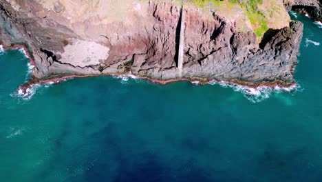 Definierte-Felsen-Und-Tiefblaue,-Plätschernde-Meereswellen-Formen-Langsam-Die-Küstenlinie-Von-Madeira,-Einer-Kleinen-Insel-Vor-Der-Küste-Portugals