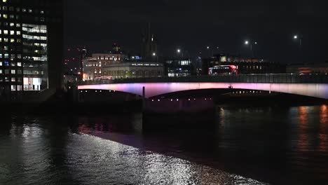Doppeldeckerbusse-Fahren-Abends-über-Die-London-Bridge,-London,-Vereinigtes-Königreich