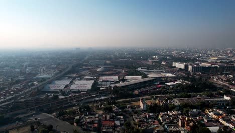 Aufnahme-Des-Hauptbusbahnhofs-In-Mexiko-Stadt-Und-Umweltverschmutzung