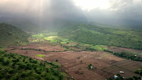Landwirtschaftliches-Dorf-Mit-Wachsenden-Reisfeldern,-Plantagenfeldern-Tief-In-Den-Bergen-Auf-Der-Insel-Sumbawa,-Indonesien