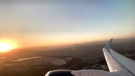Aufnahme-Eines-Flugzeugfensterplatzes-Bei-Sonnenaufgang