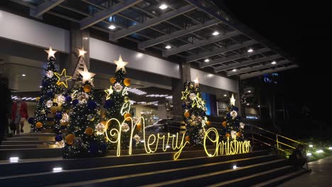 Festlicher-Gebäudeeingang,-Geschmückt-Mit-Wunderschönen-Weihnachtsbäumen-Und-Funkelnden-Ornamenten,-Um-Die-Weihnachtszeit-In-Cebu,-Philippinen,-Zu-Begrüßen