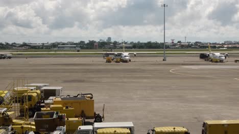 Autobús-Del-Aeropuerto-Circulando-Por-La-Plataforma-Del-Aeropuerto-Para-El-Transporte-De-Pasajeros-En-Cebu,-Filipinas