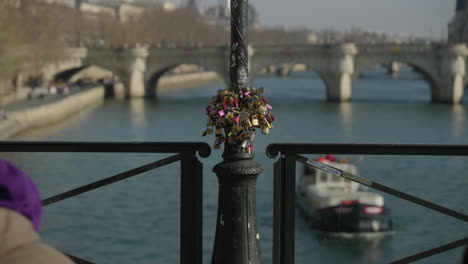 Touristen-Gehen-Auf-Der-Berühmten-Brücke-Ponts-Des-Arts-Vor-Liebesschlössern