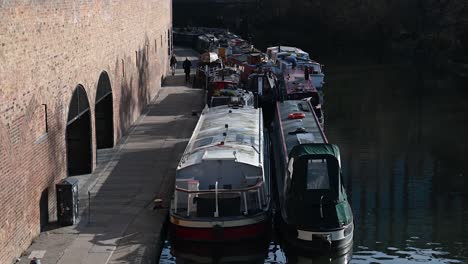 A-Run-Along-The-Canal-Past-The-Boats,-London,-United-Kingdom