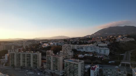 Fuengirola-360-Grad-Blick-über-Strand,-Stadt-Und-Sierra-De-Mijas-Berge-Sonnenuntergang