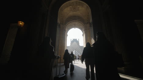 Schöner-Flur,-Der-Zur-Berühmten-Louvre-Glaspyramide-Führt,-Touristenstrom