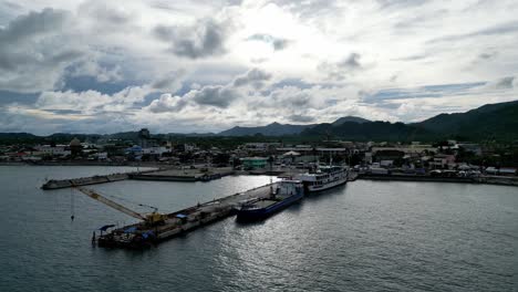 Aufnahme-Einer-Drohnenaufnahme-Eines-Philippinischen-Hafens-Mit-Angedockten-Fähren-Und-Einem-Hafenkran