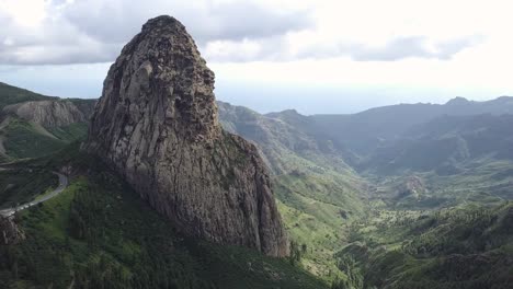 Luftaufnahme-Des-Felsens-Von-Agando-Im-Nationalpark-Der-Kanarischen-Insel-Garajonay-Gomera