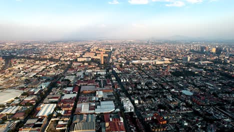 Toma-Aérea-De-La-Ciudad-De-México-Durante-Un-Día-Muy-Contaminado-Desde-Tlatelolco