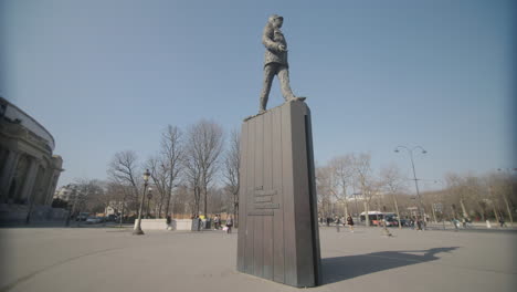 Weitwinkelaufnahme-Der-Statue-Von-General-De-Gaulle-Auf-Einem-Großen-Sockel-In-Paris,-Frankreich