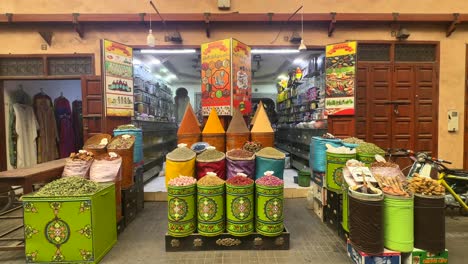 Especias-E-Ingredientes-Alimentarios-A-La-Venta-En-Una-Tienda-Tradicional-En-Marrakech