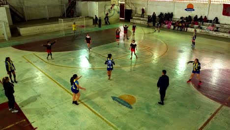 Chicas-Hispanas-Jugando-Un-Partido-De-Balonmano-En-El-Estadio