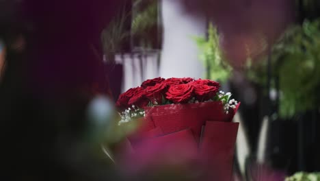 Anticipación-Y-Romance-Del-Día-De-San-Valentín-Con-Un-Primer-Plano-De-Un-Hombre-Sosteniendo-Un-Ramo-De-Rosas,-Esperando-Su-Cita