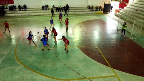 Handbal-Mädchenmannschaft-Spielt-Ein-Spiel,-Während-Eines-Der-Mädchen-Einen-Fehler-Macht