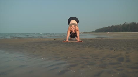 Alleinstehende-Kaukasische-Frau-In-Beruhigender-Yoga-Pose-Streckt-Sich-Am-Strand