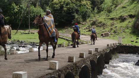 Anwohner-Von-Semonkong,-Lesotho,-überqueren-Die-Kleine-Brücke-Auf-Dem-Rücken-Ihres-Pferdes