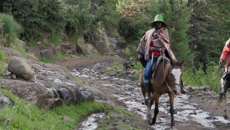 In-Deckenmäntel-Gehüllte-Afrikanische-Männer-Reiten-Auf-Pferden-Auf-Der-Straße-Von-Lesotho