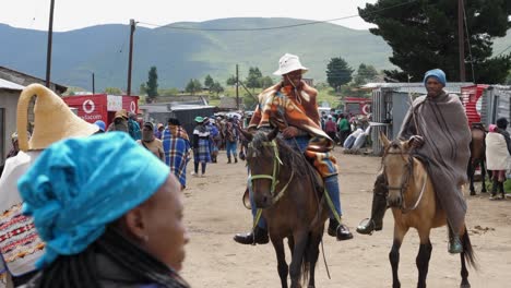 Lesotho-Hombre-Con-épico-Sombrero-De-Paja-Modianyewe-Camina-Por-La-Calle-Semonkong